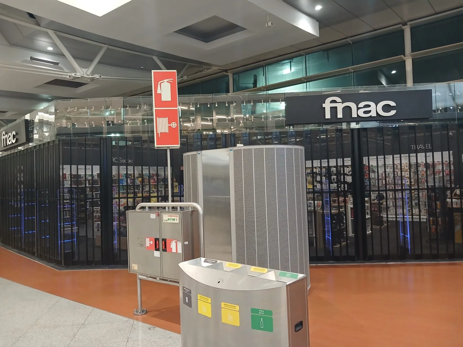 Ir al fnac el el aeropuerto de oporto