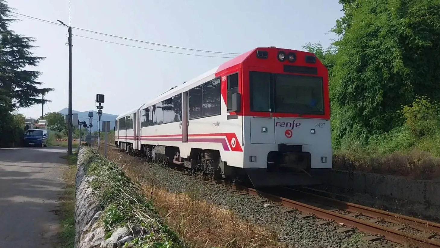 Ver uno de los 3 trenes Bilbao-Santander pasar