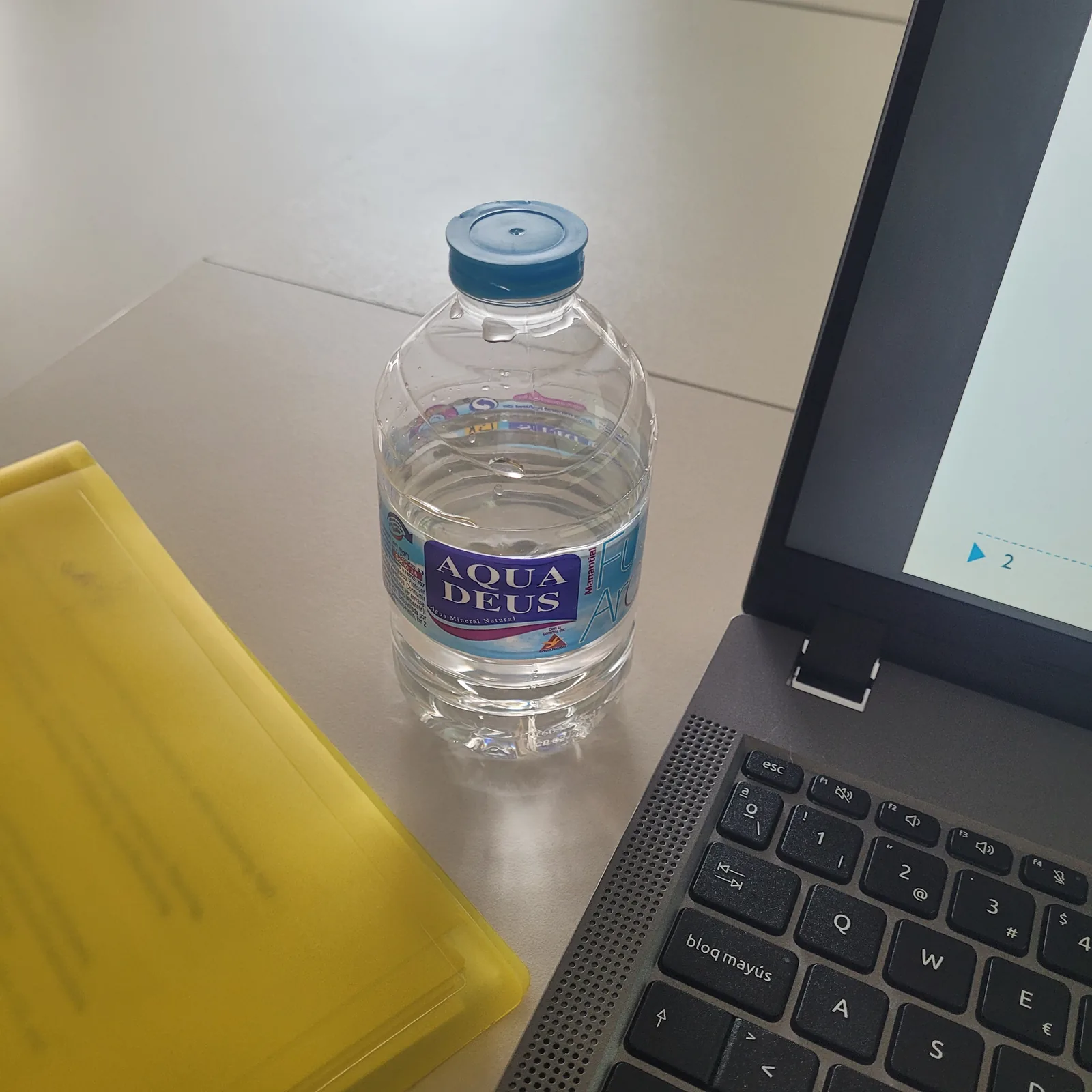 Beber agua en la Logistar